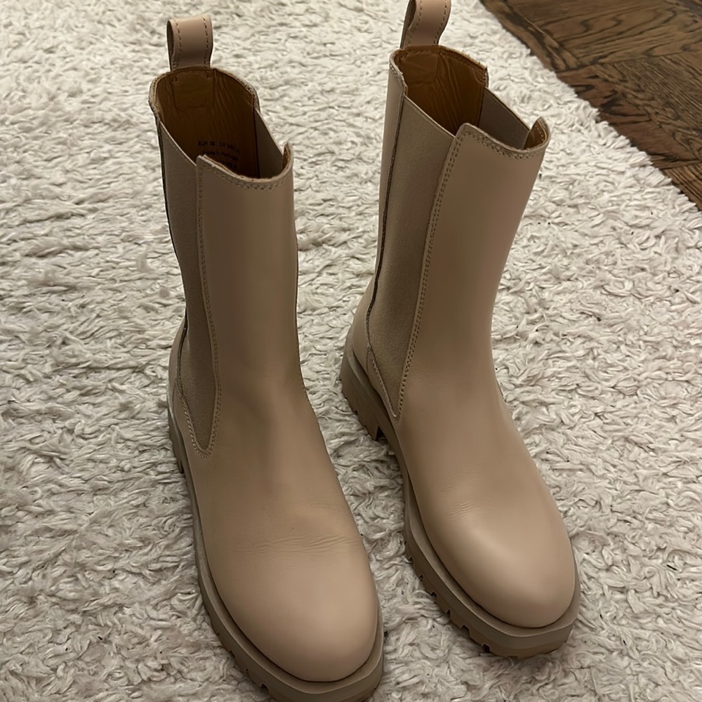 Cream Chelsea Boots Gem